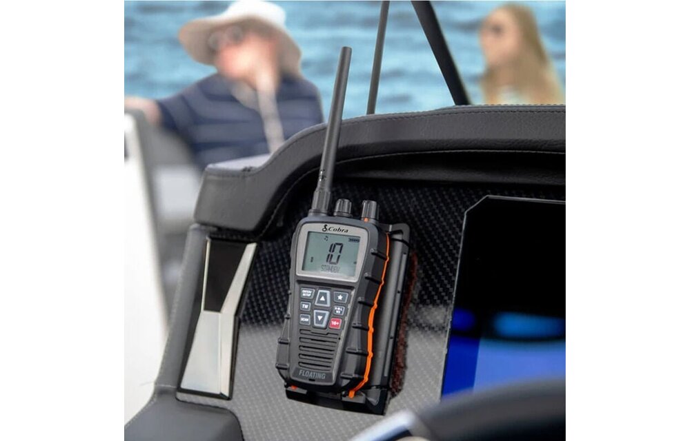 Cobra BlueBound 350 VHF — drijvende handheld marifoon (6W, IPX7, USB-C)