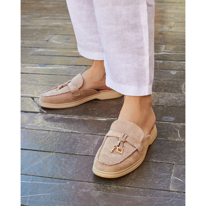 Instap Loafers Beige Suedine Bedeltjes