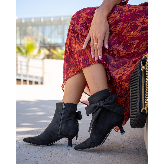 Stiefeletten mit schwarzer Suedine-Schleife