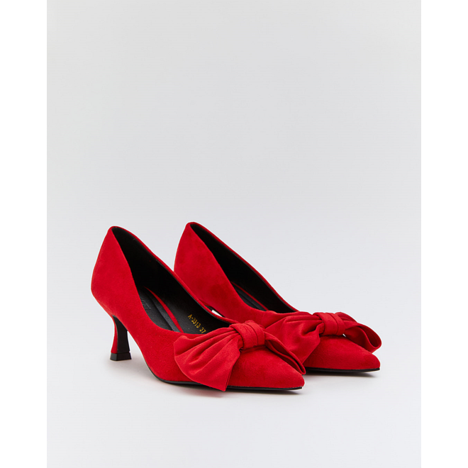 Absätze mit roter Wildlederschleife