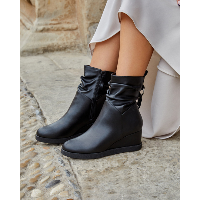 Stiefeletten Schwarz mit Schnalle und Fransen