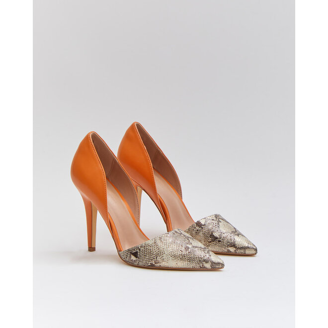 Pumps in orangefarbener Schlangenoptik