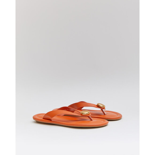 Orangene Zehensandalen mit goldenem Knoten