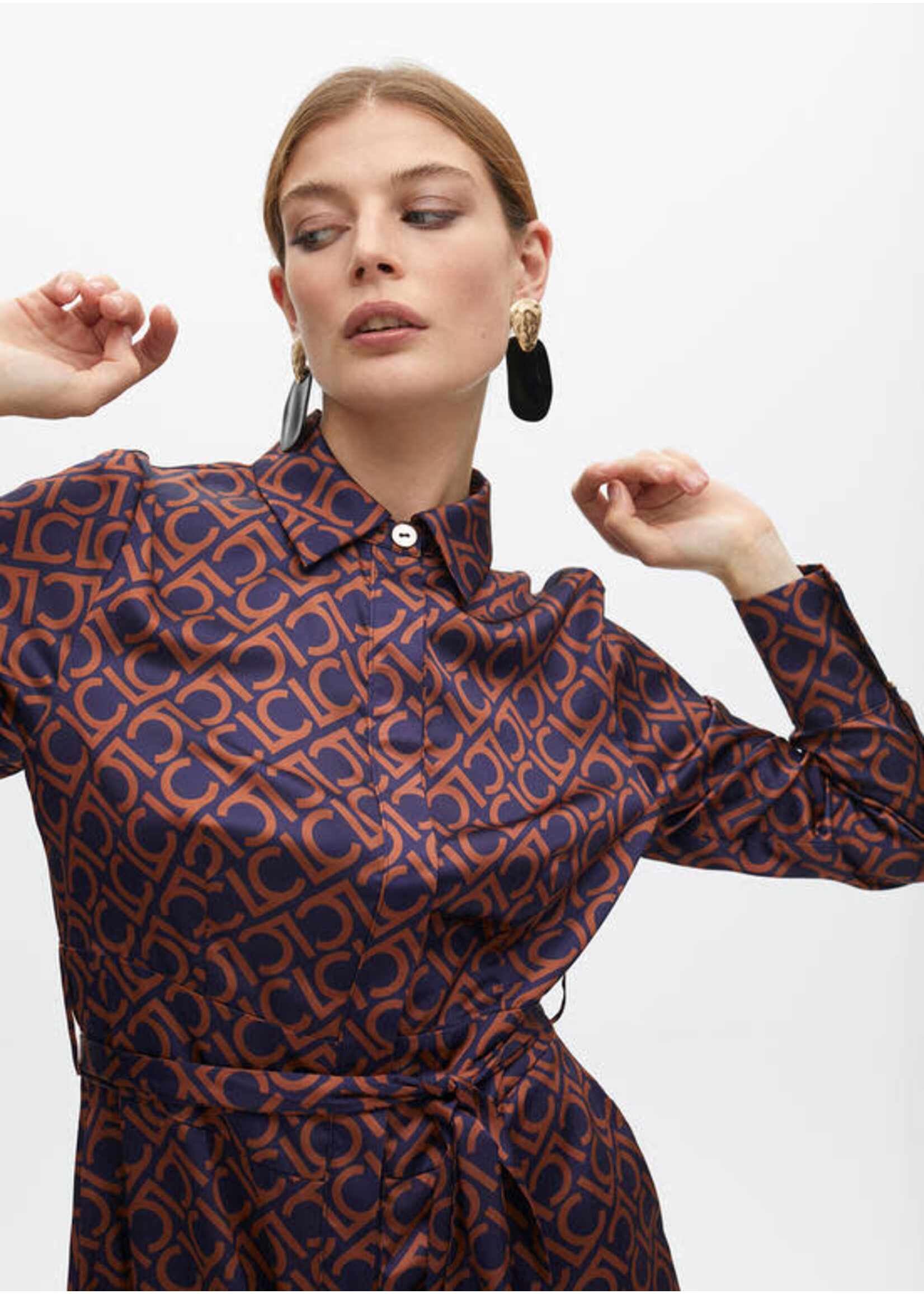 LF2516011 Vestido camisero estampado logotipado AZUL-MARRON