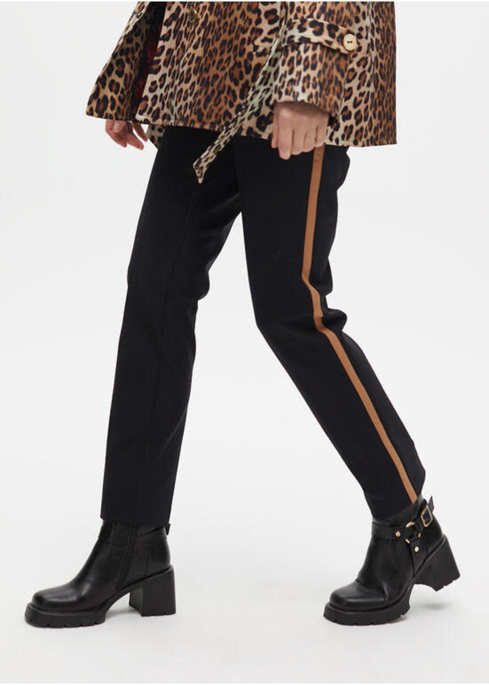 LF2505021 Bota de tacón de estilo motero con detalles metalizados NEGRO