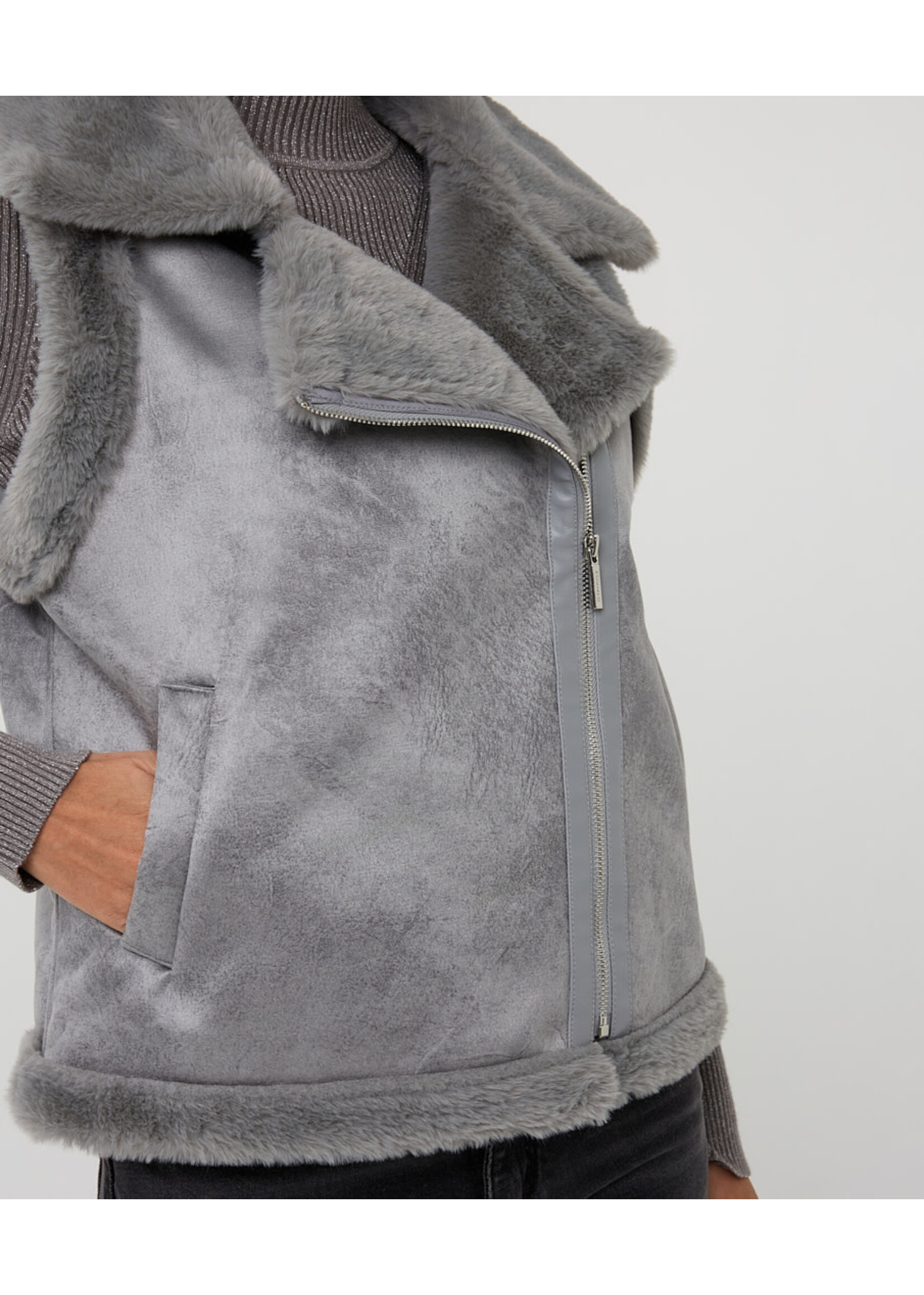 F25.37502 Gillet Fur