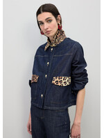 KORT DENIM JASJE MET LUIPAARDKRAAG EN FLAPDETAILS