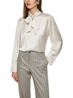 Vrouwelijke blouse met strik