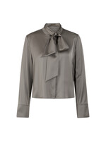 Vrouwelijke blouse met strik