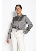 Vrouwelijke blouse met strik