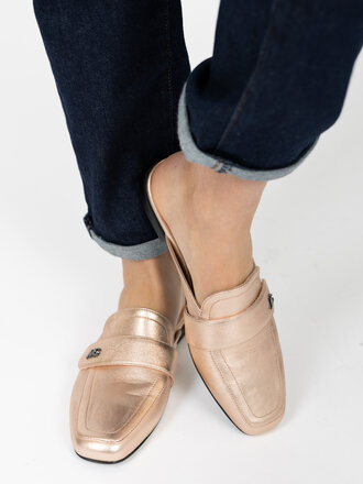 Platte slippers van metallic leer