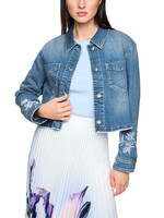 Spijkerjasje met bloemenprint op de mouwen