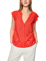 Top met broderie anglaise