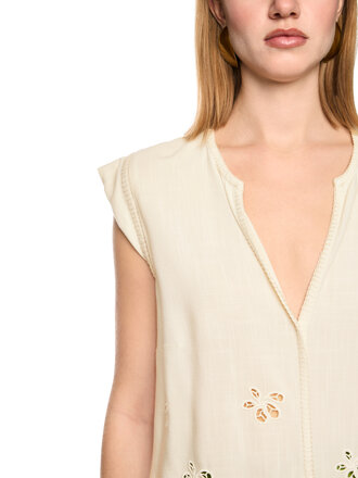 Top met broderie anglaise