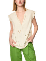 Top met broderie anglaise