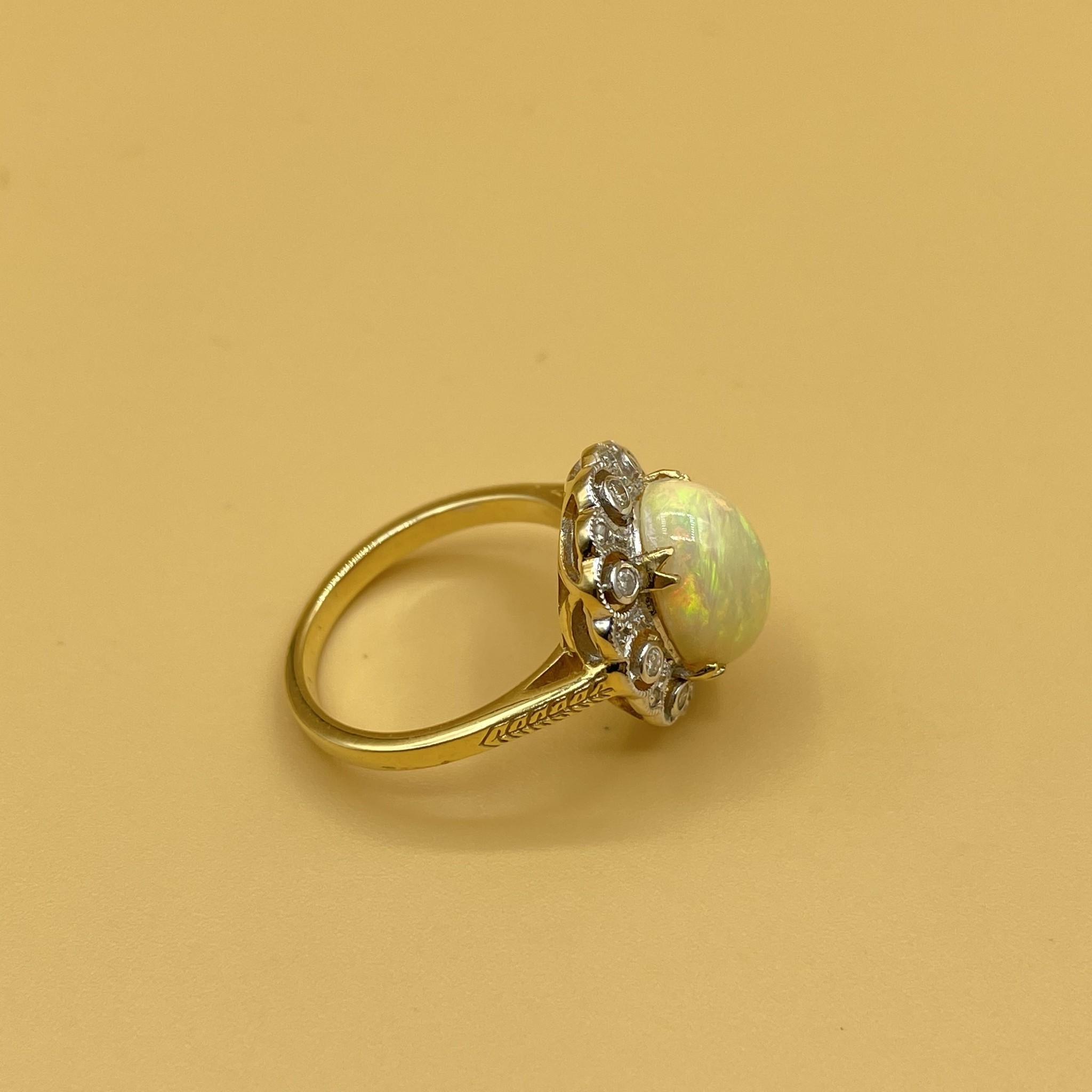 Opaal en  .25ct diamant