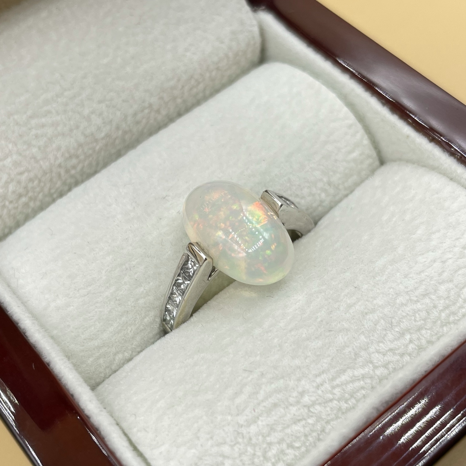 Opaal en .50ct diamant