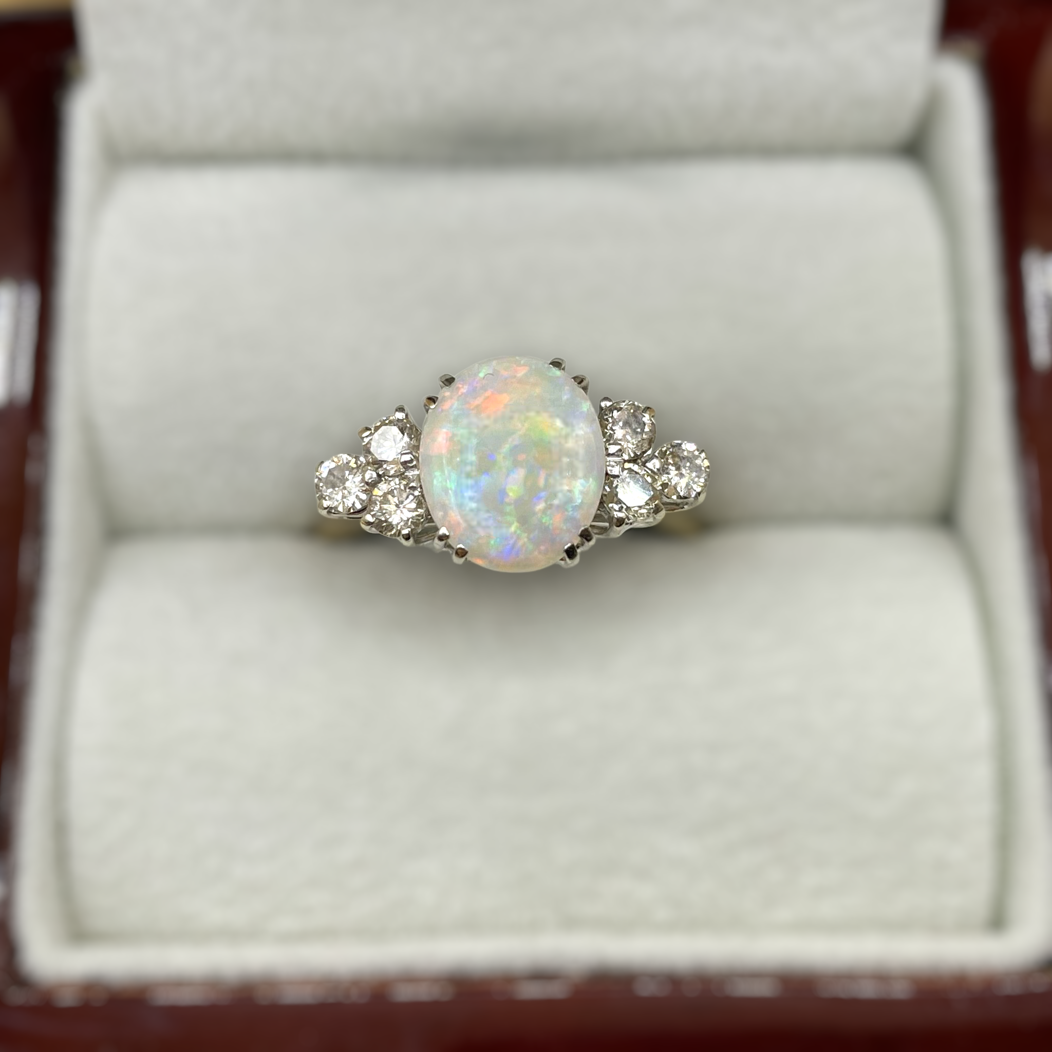 Opaal en  .60ct diamant