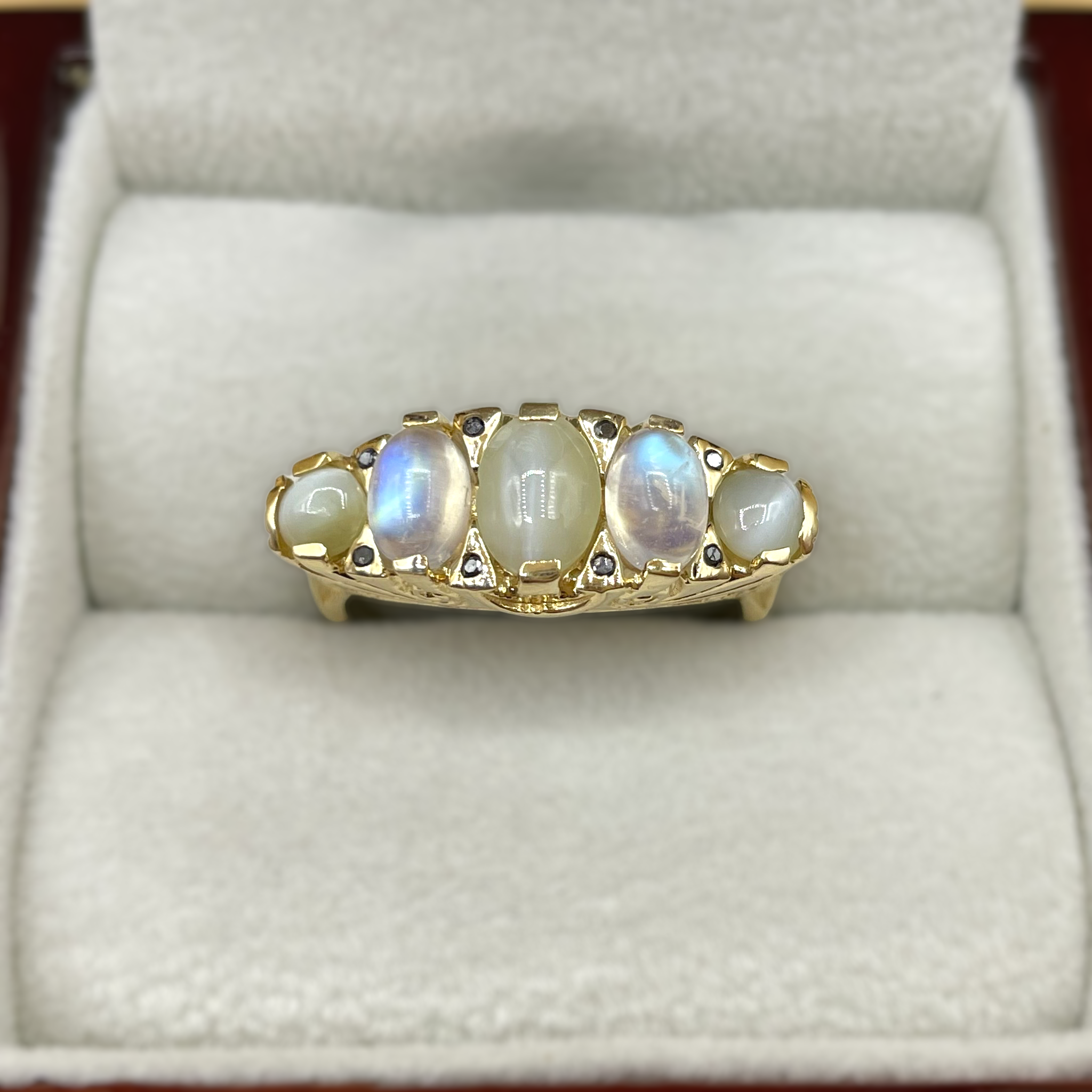 Day and Night kattenoog maansteen