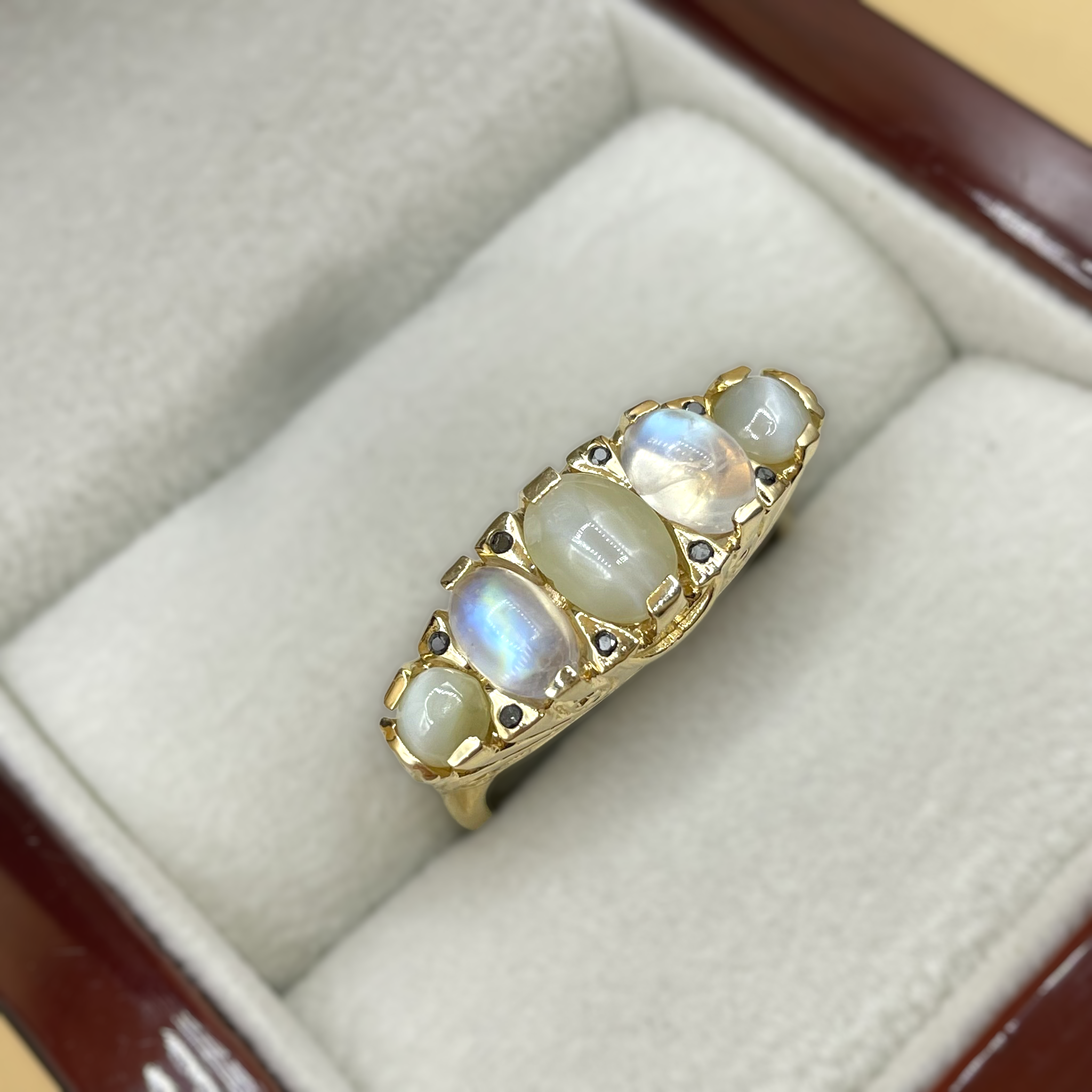 Day and Night kattenoog maansteen