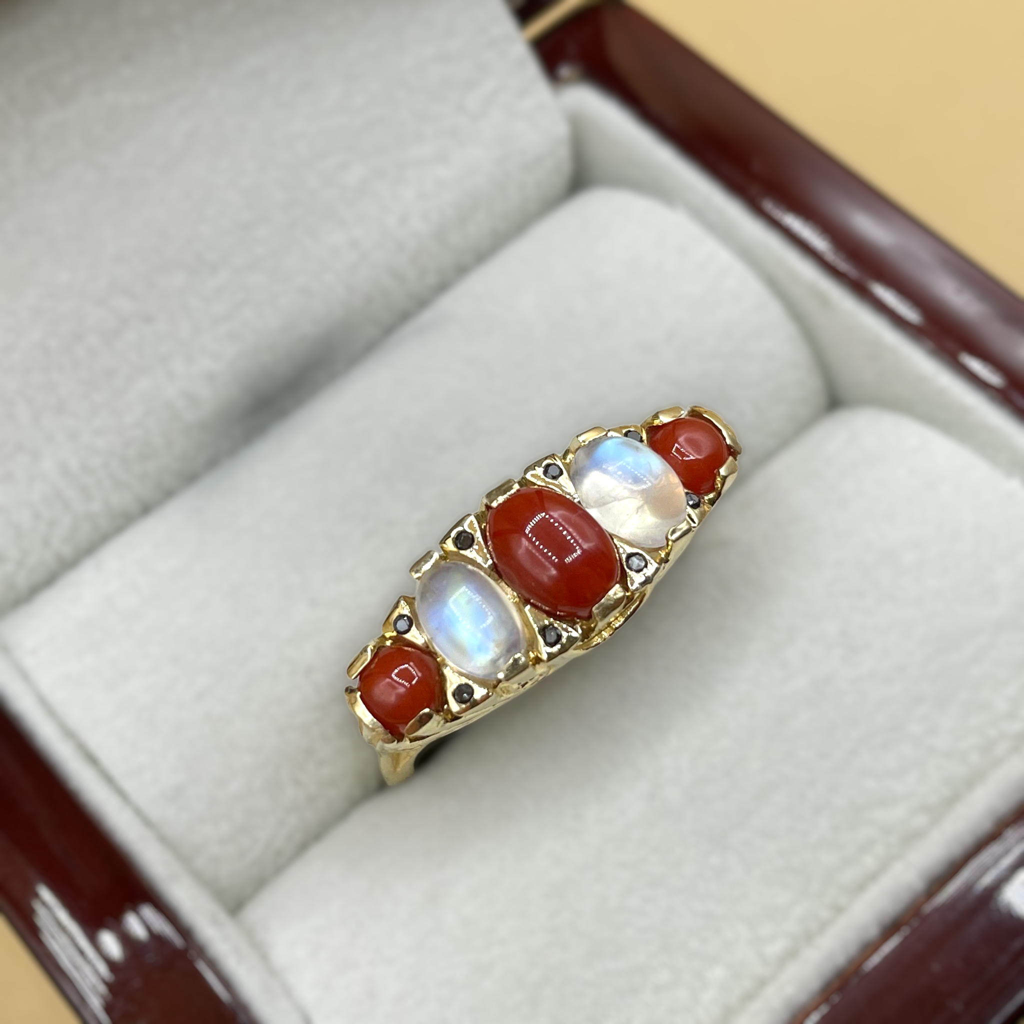 Day and Night koraal maansteen