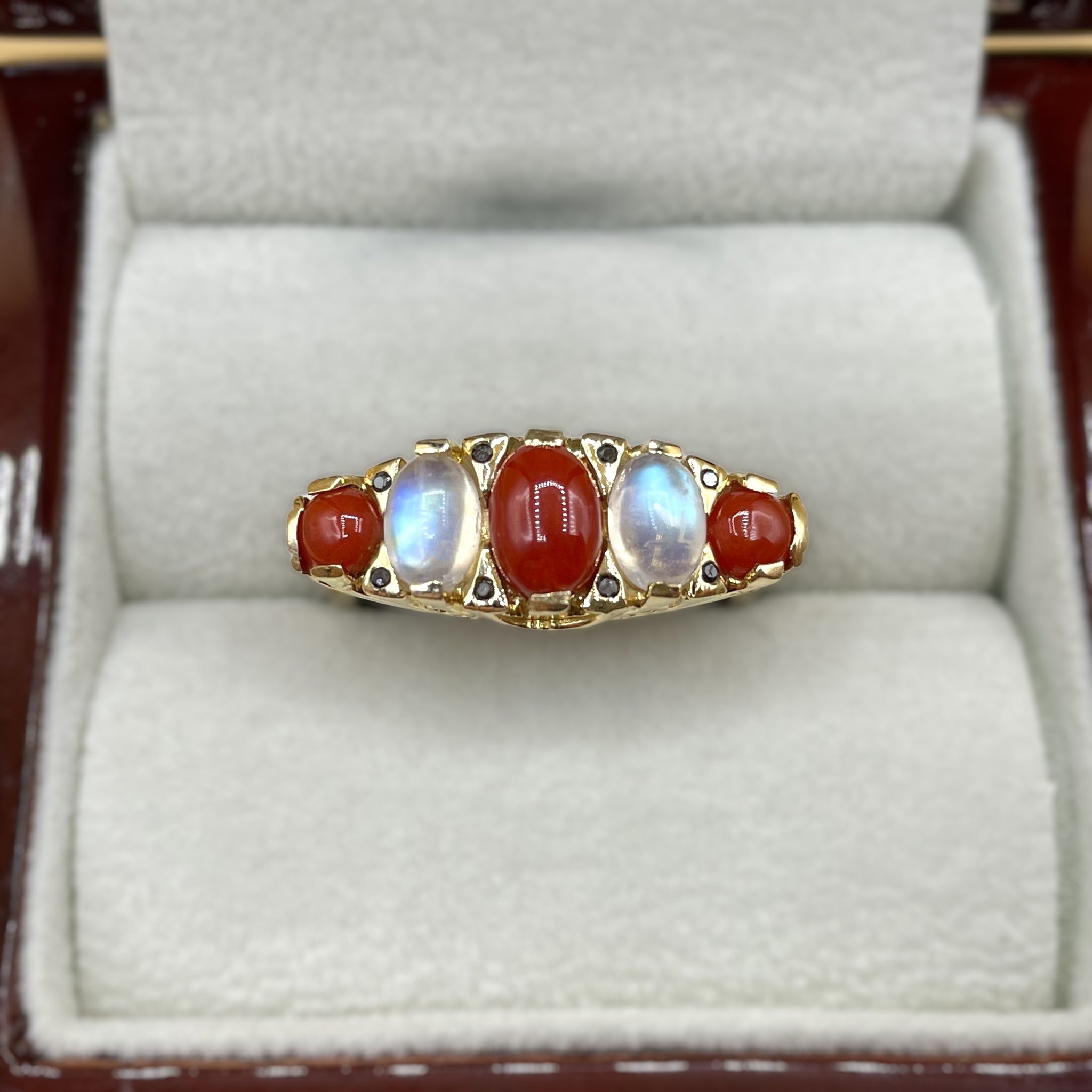 Day and Night koraal maansteen