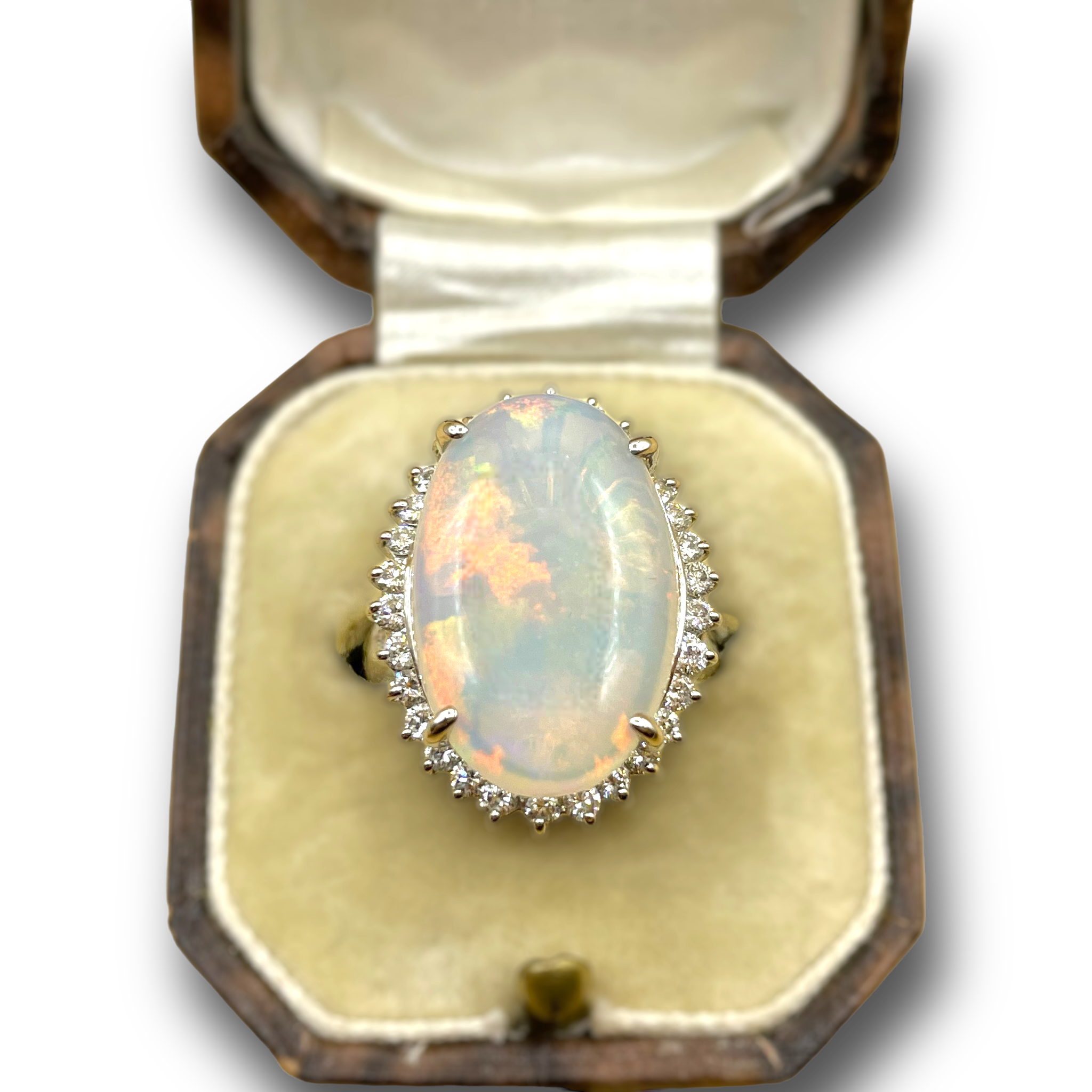 6.76 ct opaal en  diamant