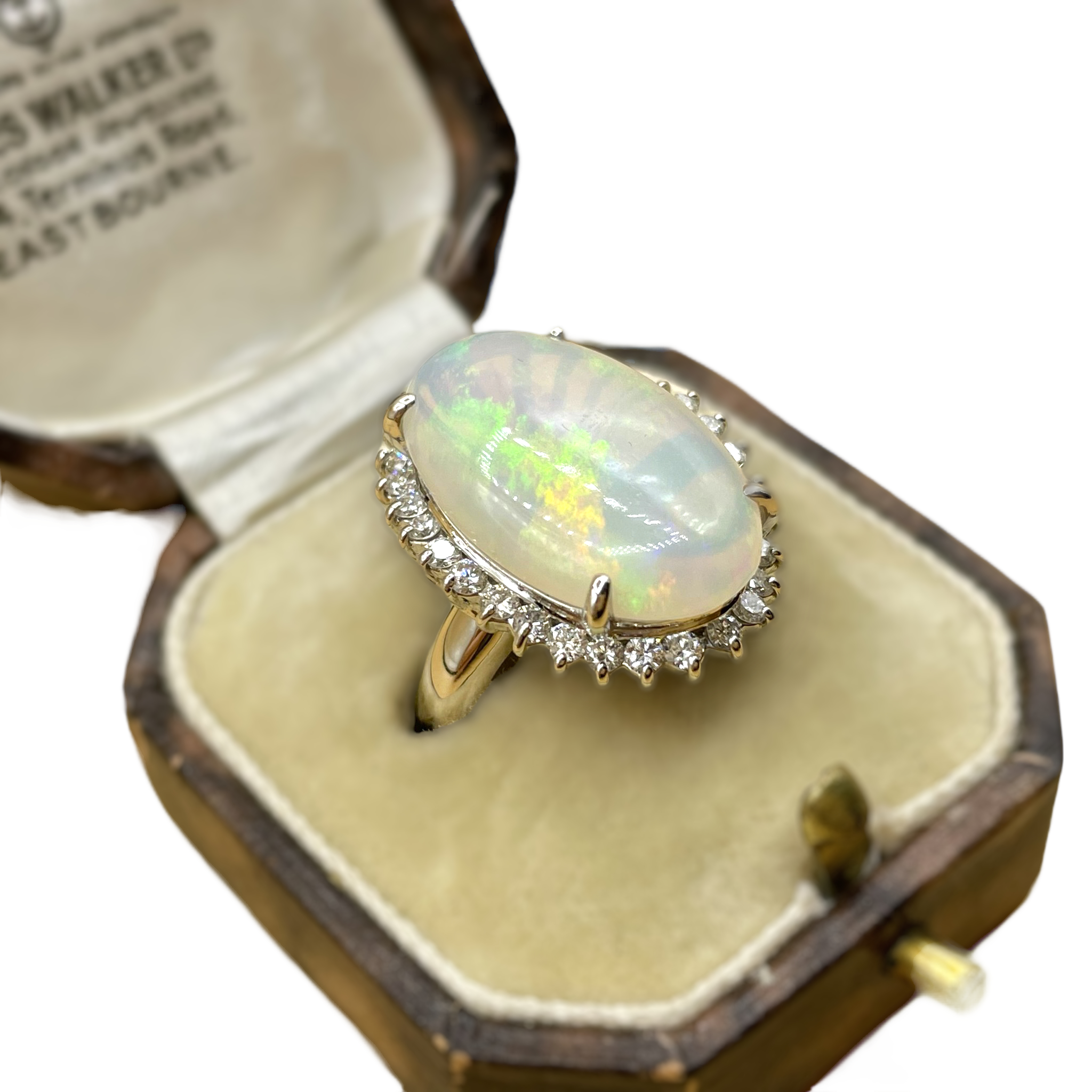 6.76 ct opaal en  diamant