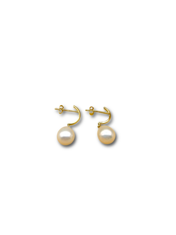 Pearl earring