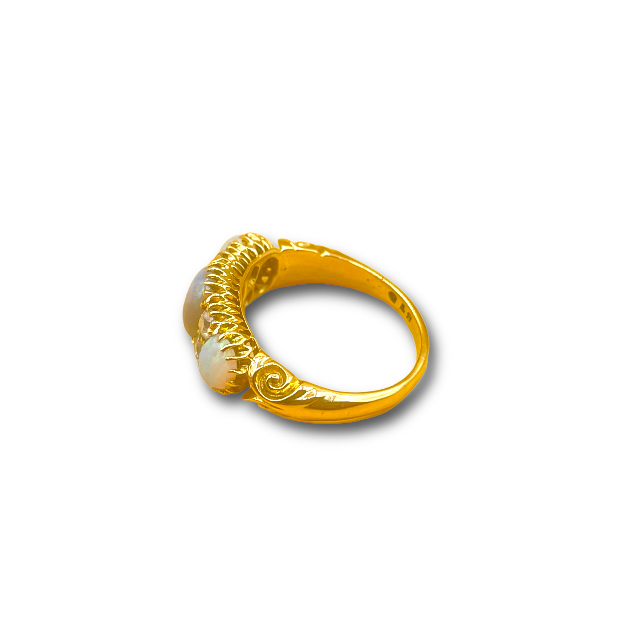 Opaal en .60ct diamant  bolsjewiek