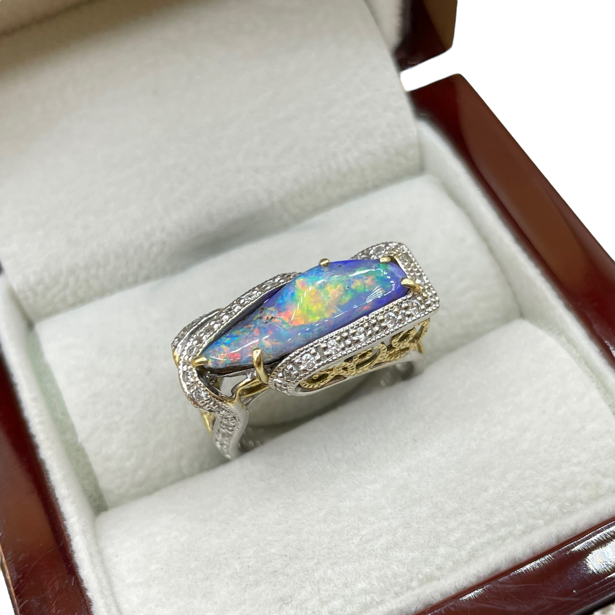 Black opaal boulder diamant