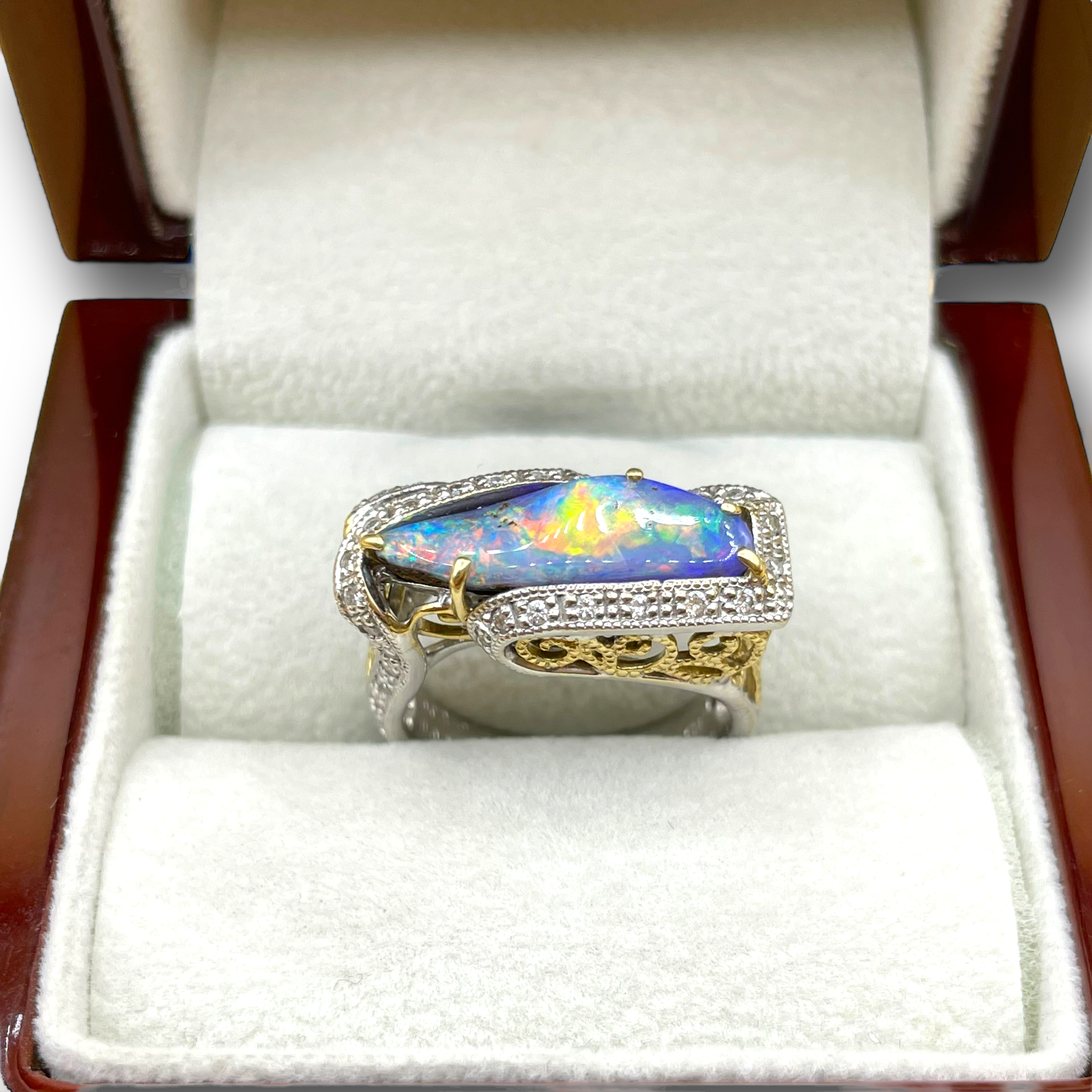 Black opaal boulder diamant