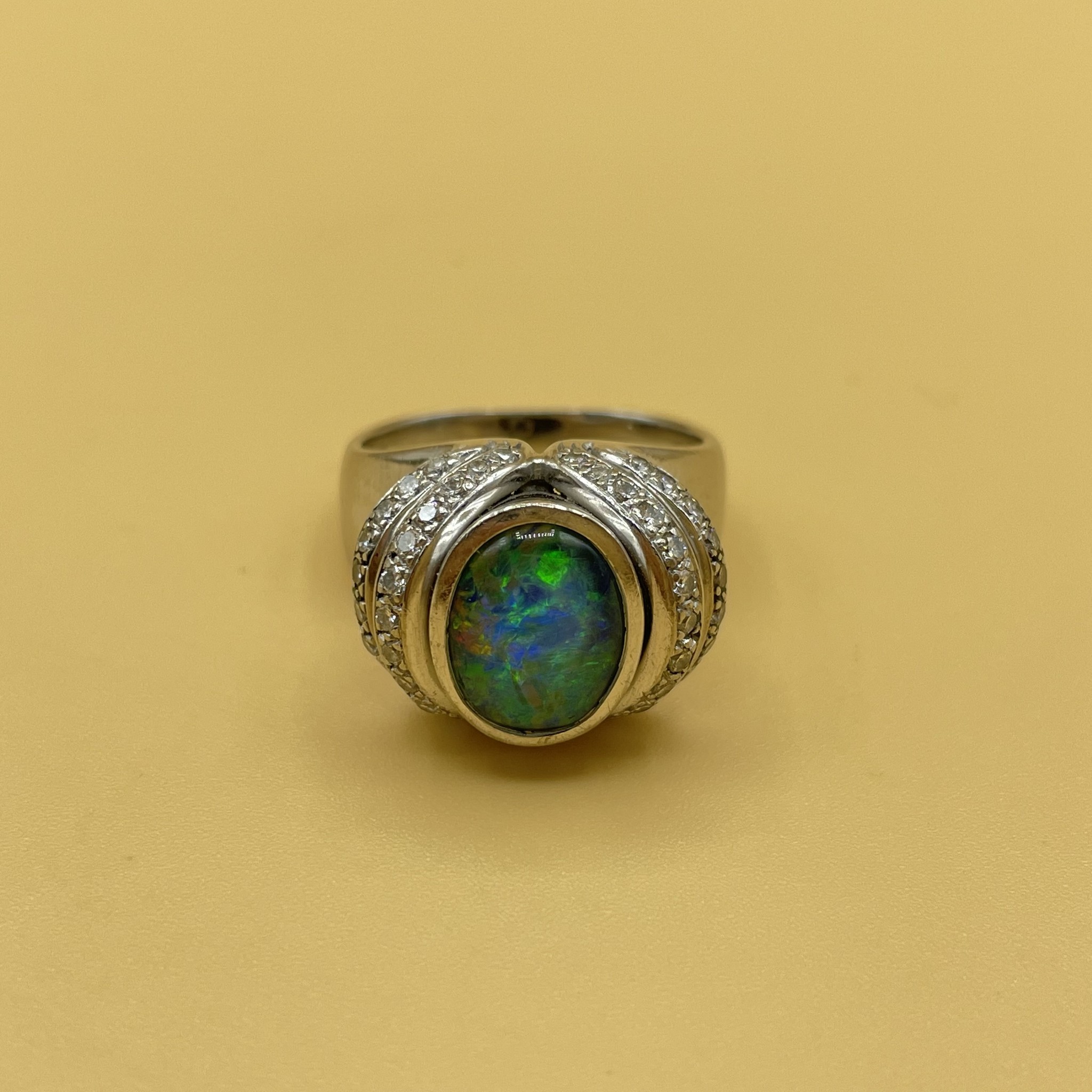 Zwarte opaal triplet en diamant