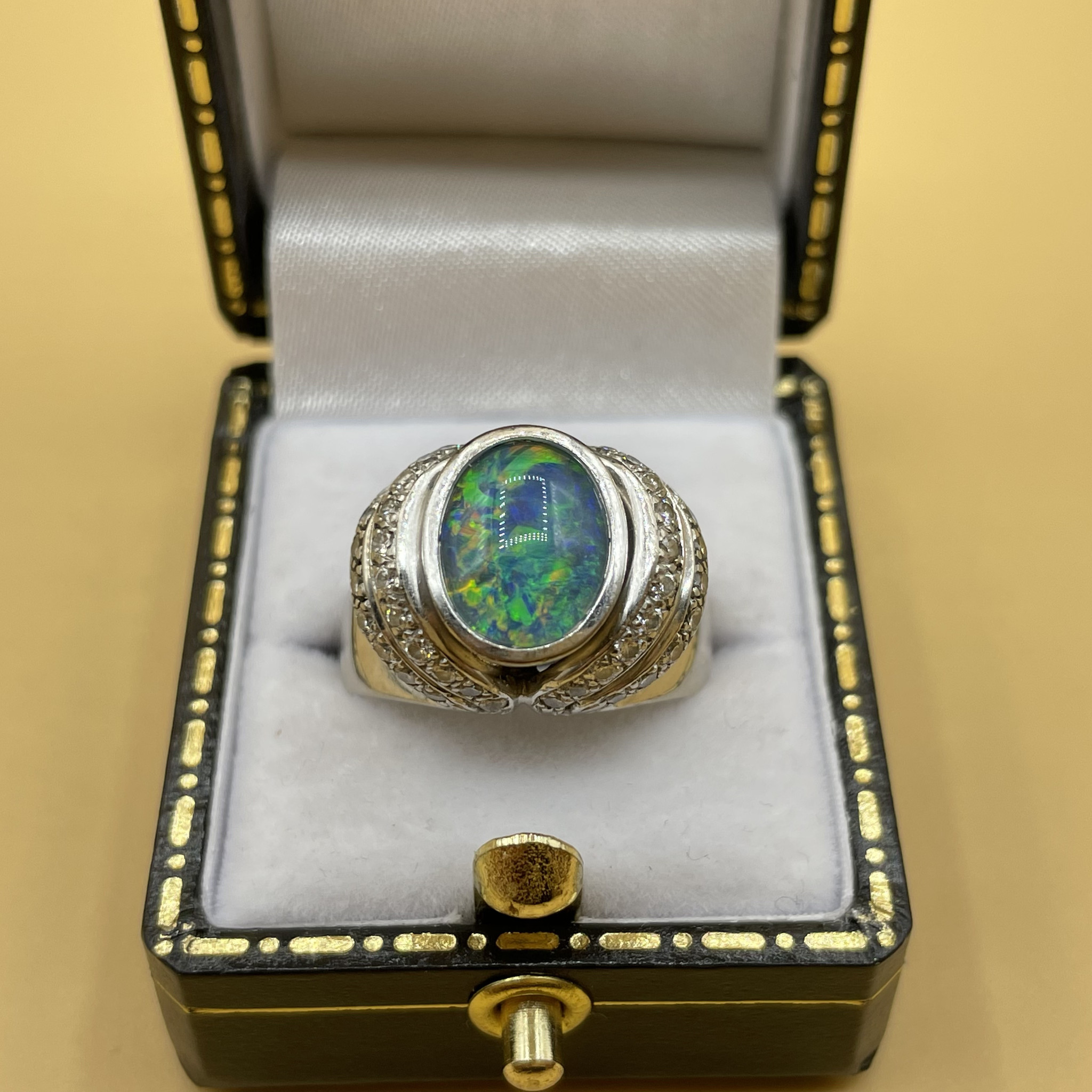 Zwarte opaal triplet en diamant