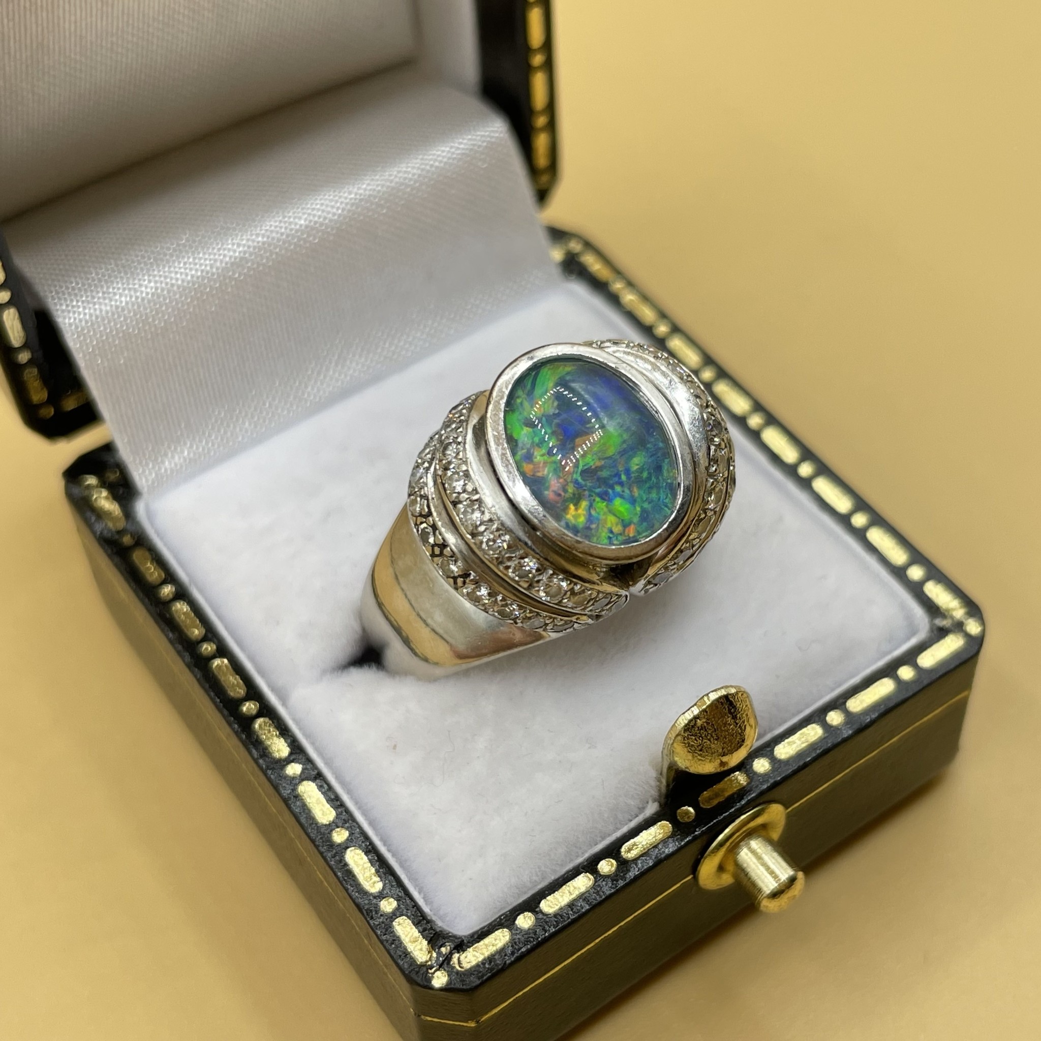 Zwarte opaal triplet en diamant