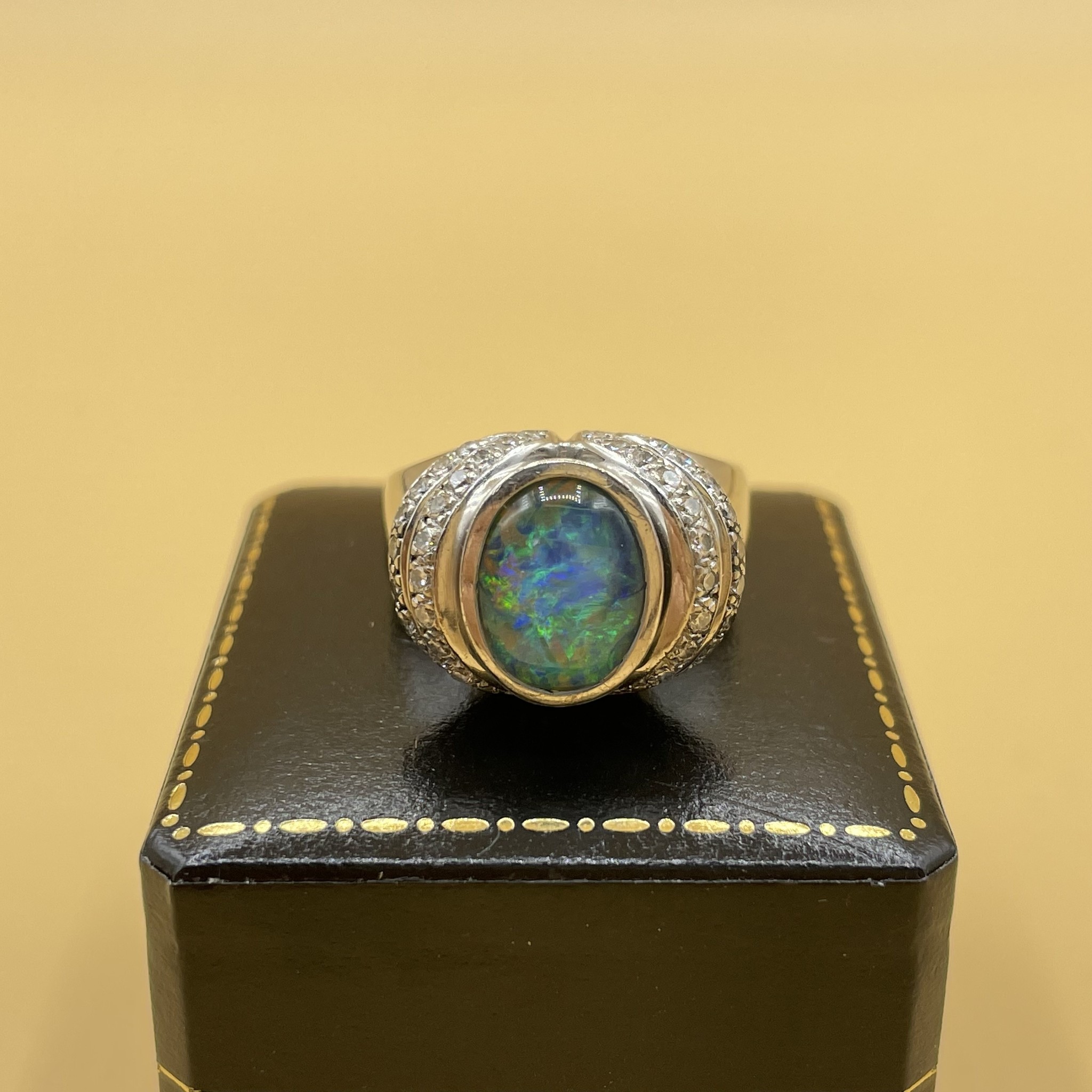 Zwarte opaal triplet en diamant