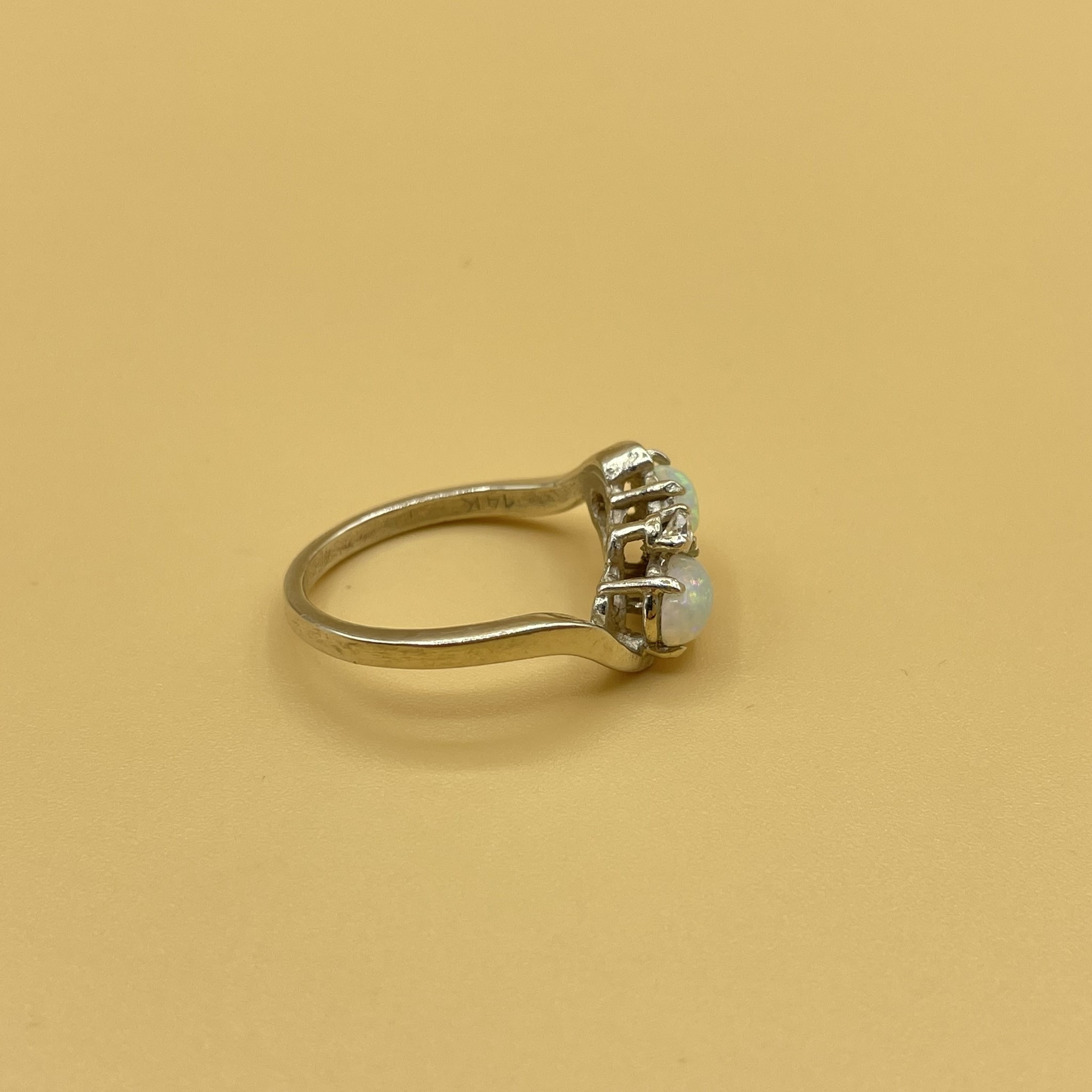 Opaal en diamant witgoud