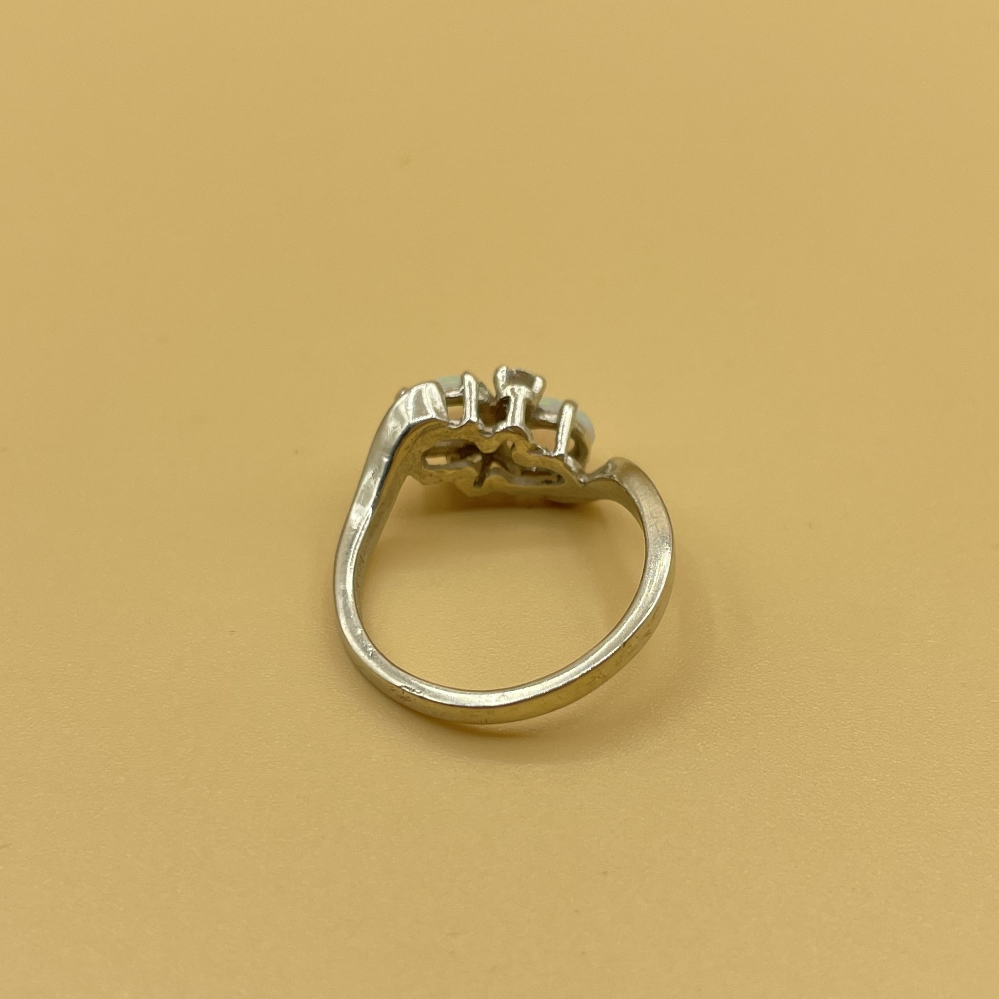 Opaal en diamant witgoud