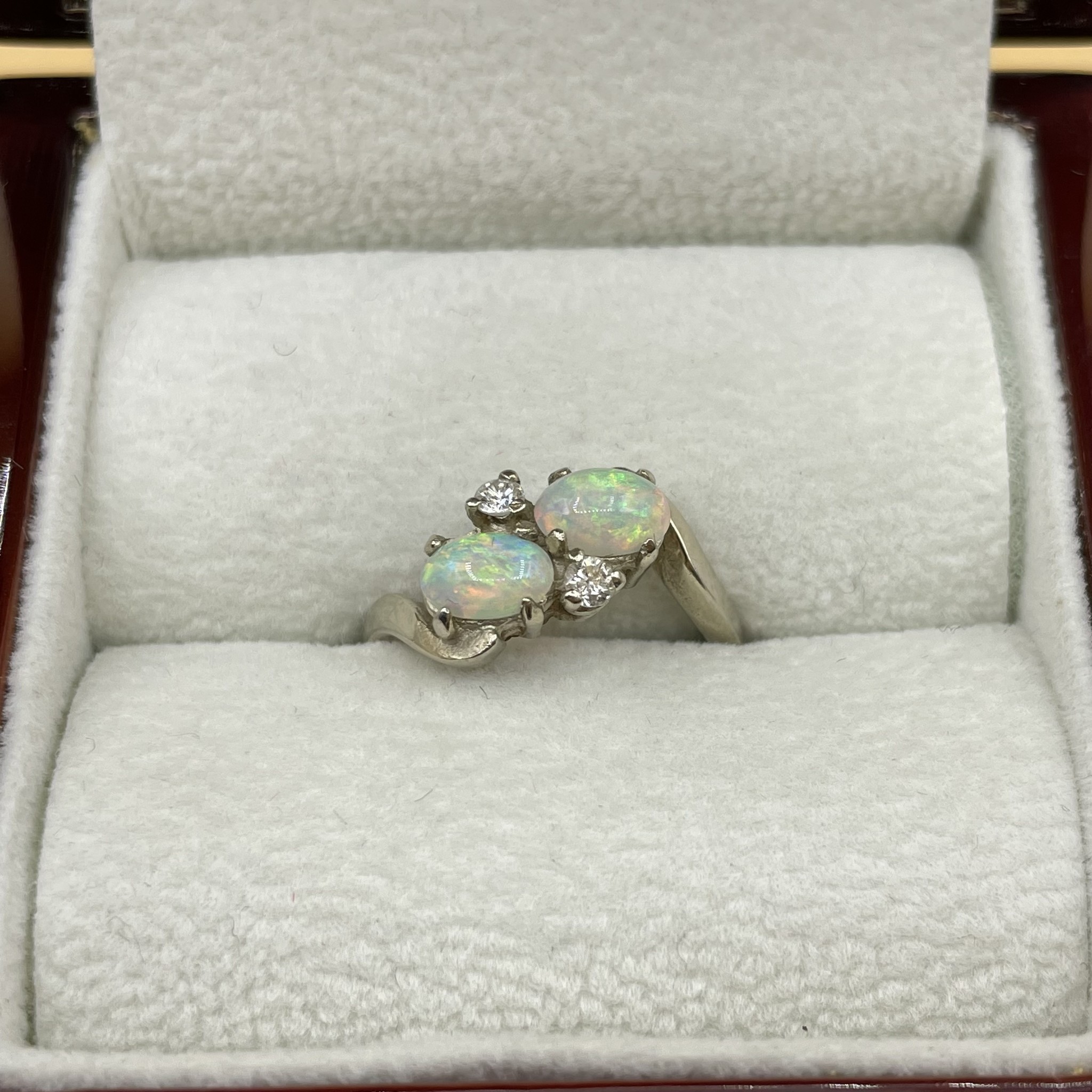 Opaal en diamant witgoud