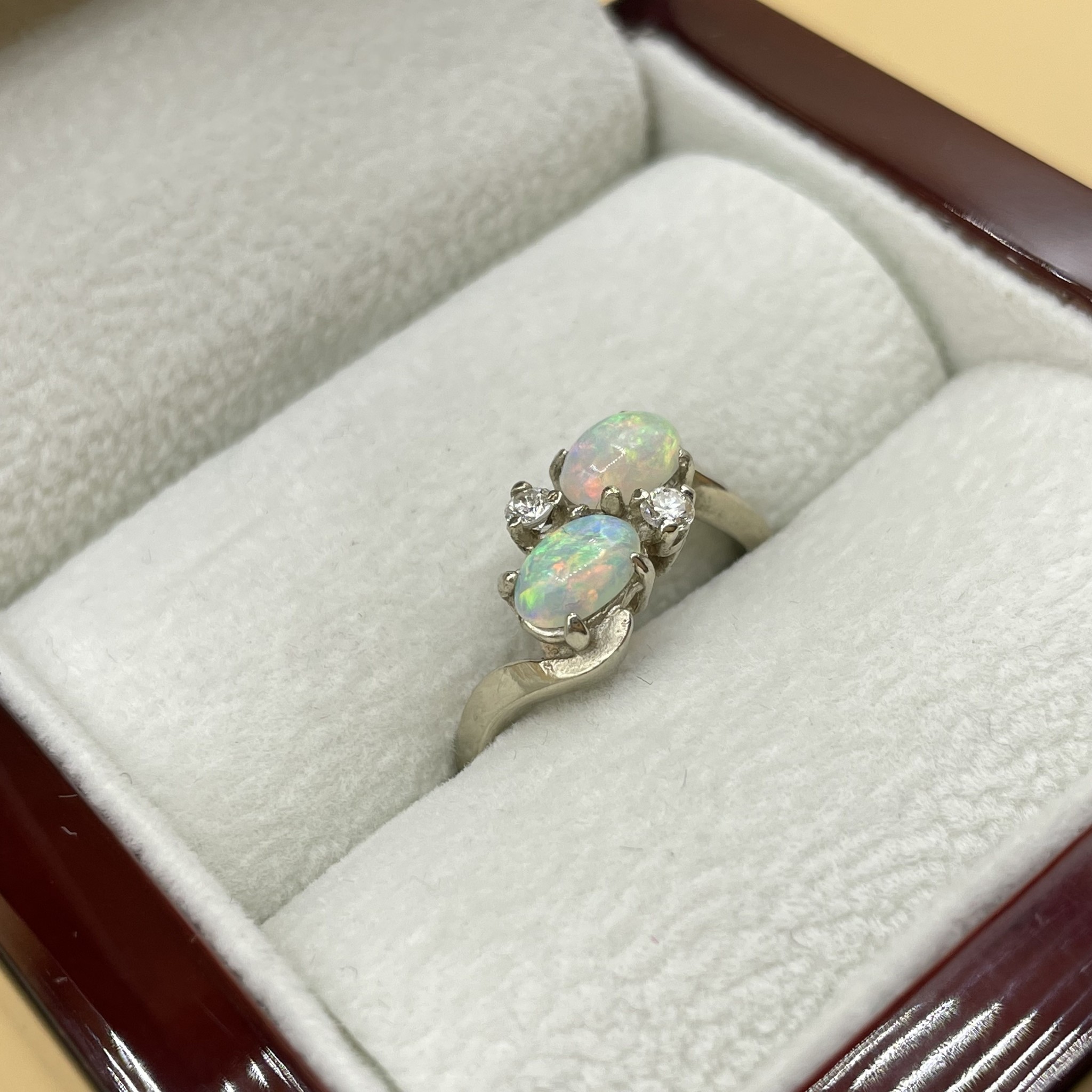 Opaal en diamant witgoud