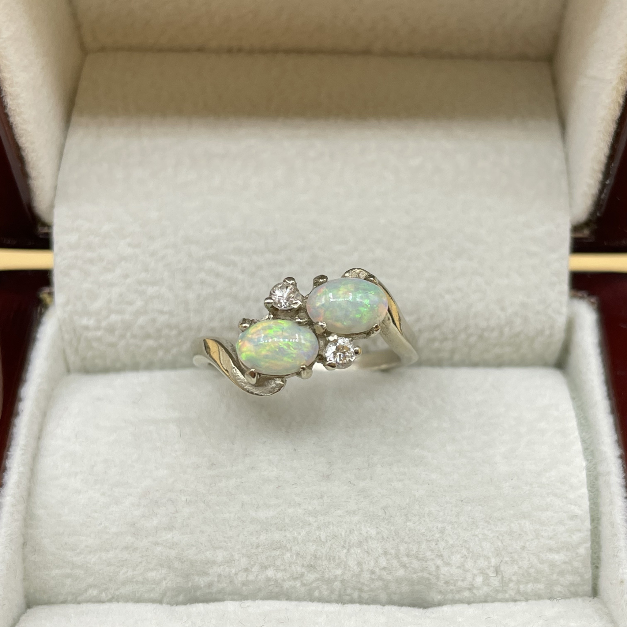 Opaal en diamant witgoud