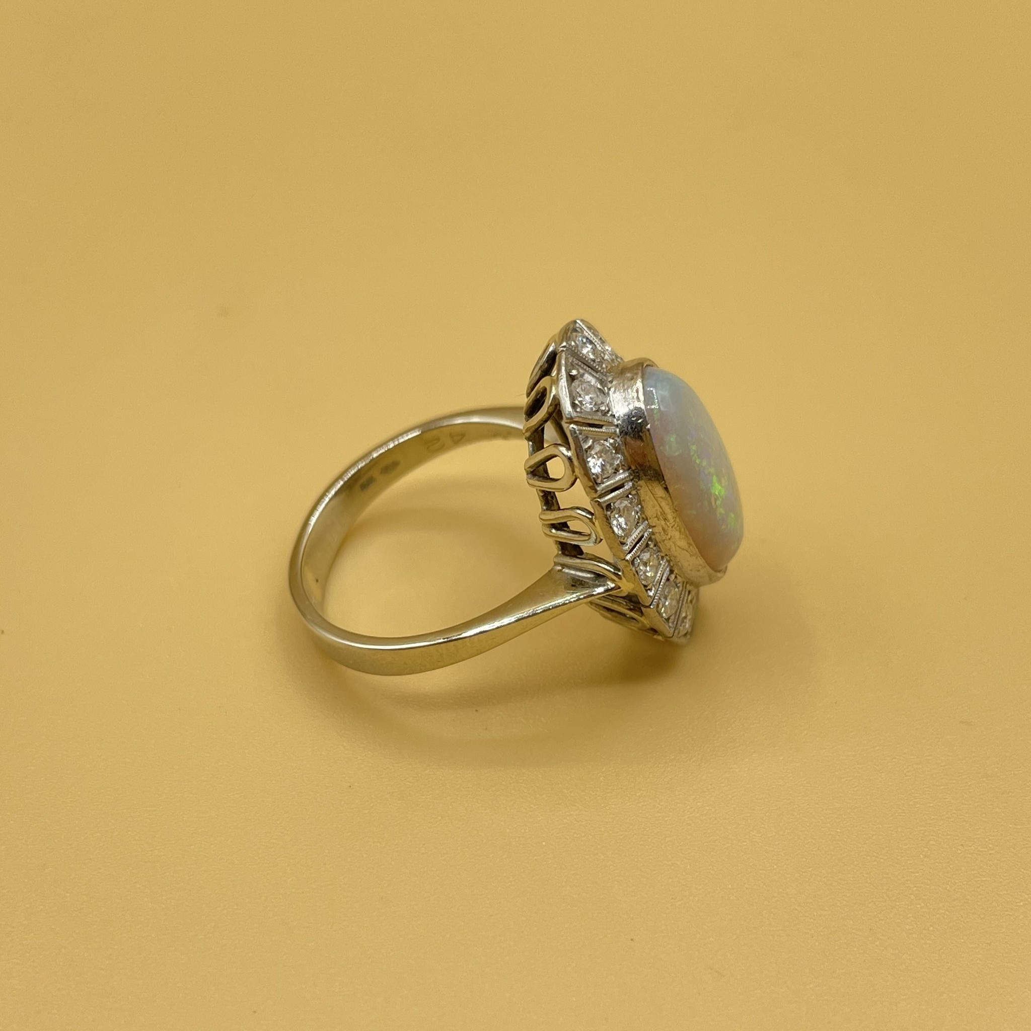 Opaal en .42ct diamant