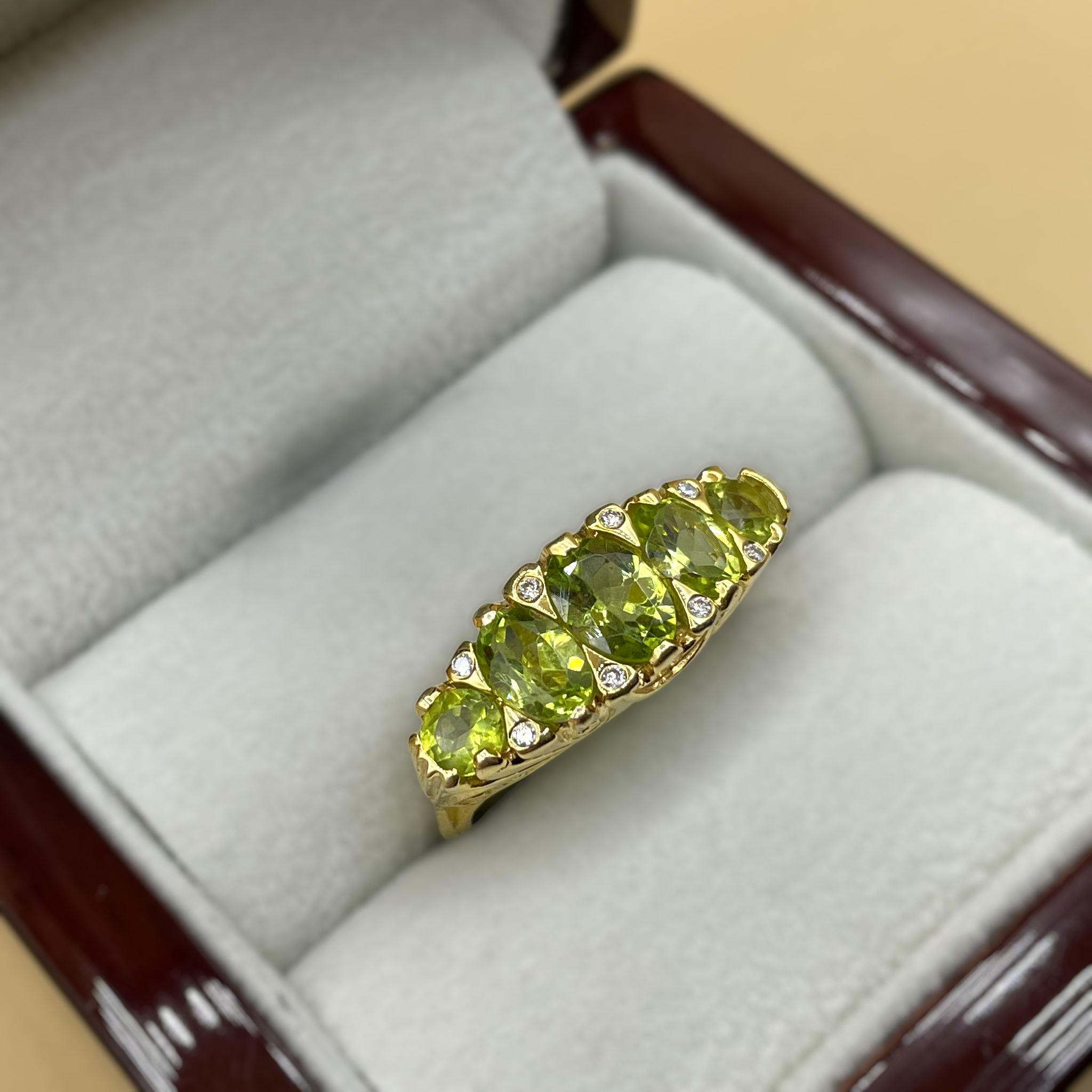Day and Night peridot diamant