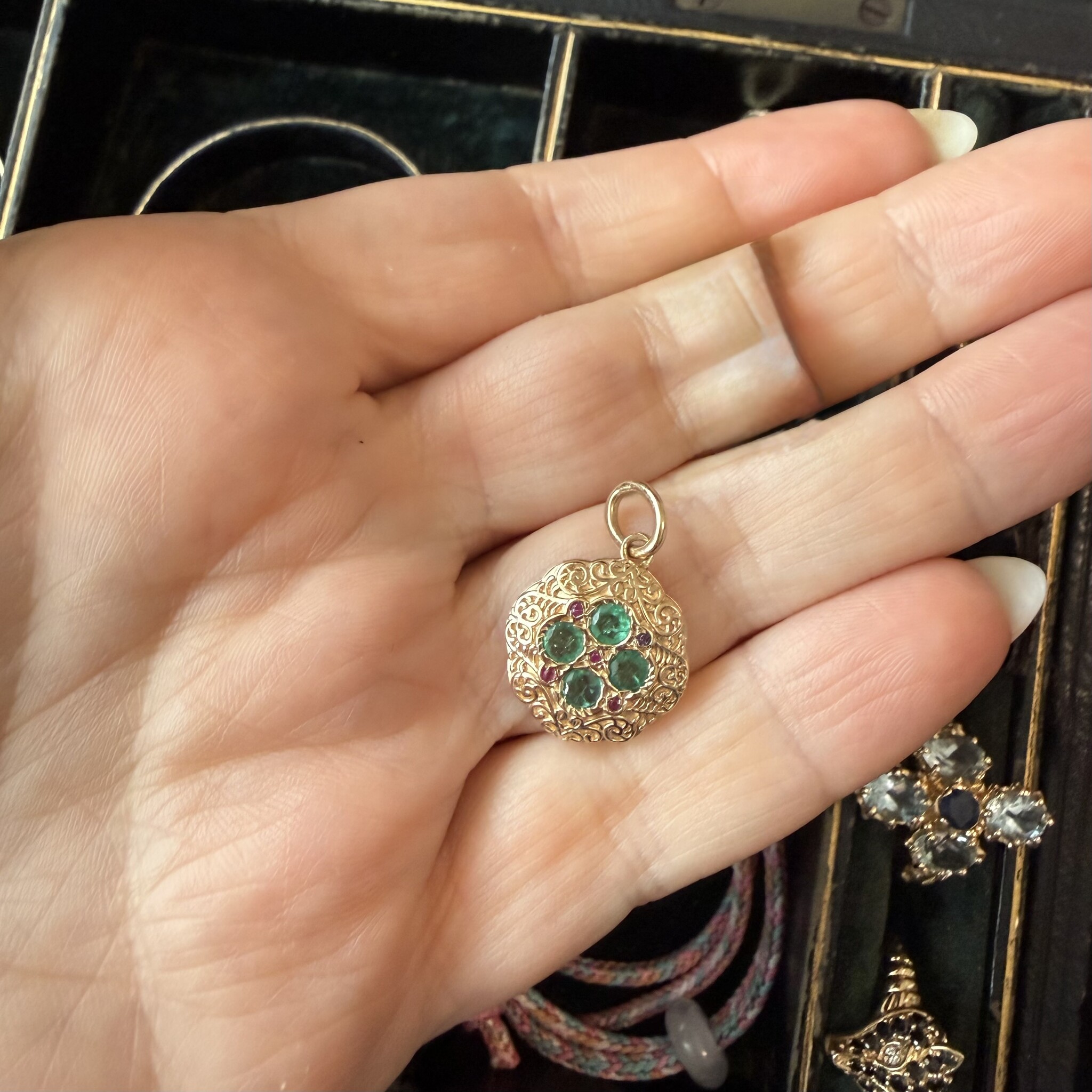 Smaragd robijn klaver hanger