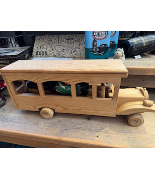 Houten bus met bier