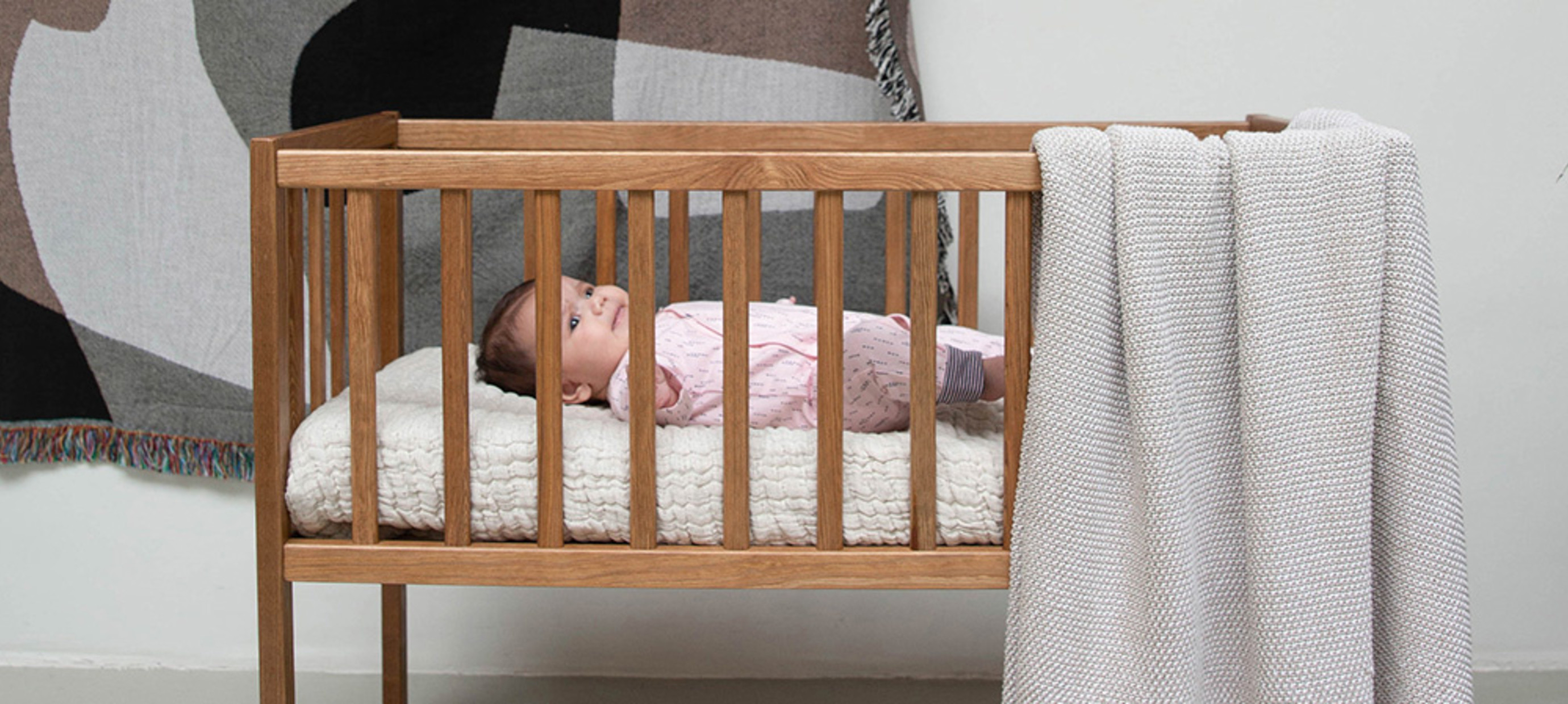 Trappenhuis essence Rood SUSTAINABILITY - Babybed opmaken: zo doe je het veilig! - Dirkje Baby- &  Kidswear