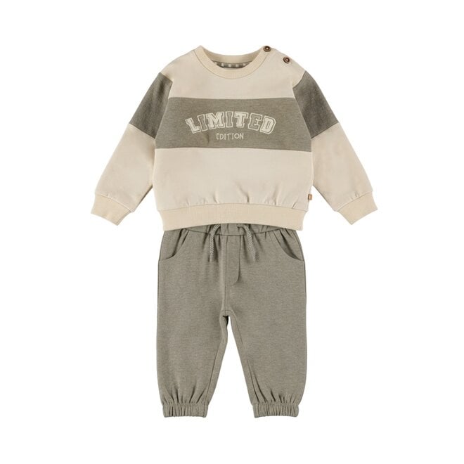 Dirkje Jungen-Set: cremefarbener, locker sitzender Pullover und Jogginghose