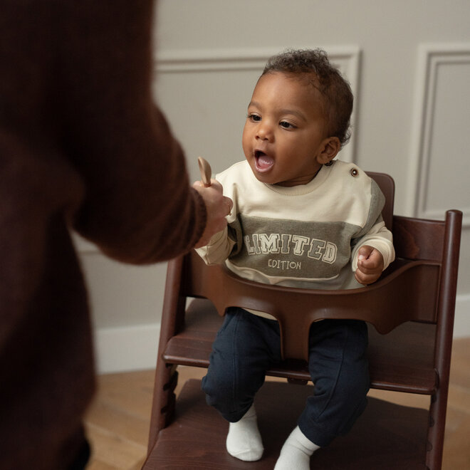 Dirkje Jungen-Set: cremefarbener, locker sitzender Pullover und Jogginghose