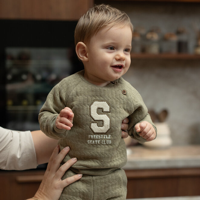 Dirkje Jungen-Set: grüner Pullover und Jogginghose