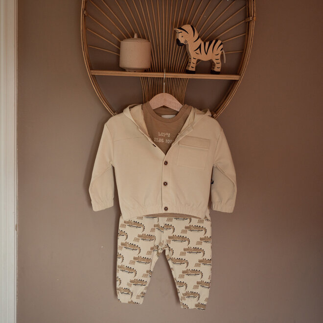 Dirkje Jungen-Set: cremefarbene Strickjacke, Hemd und Jogginghose